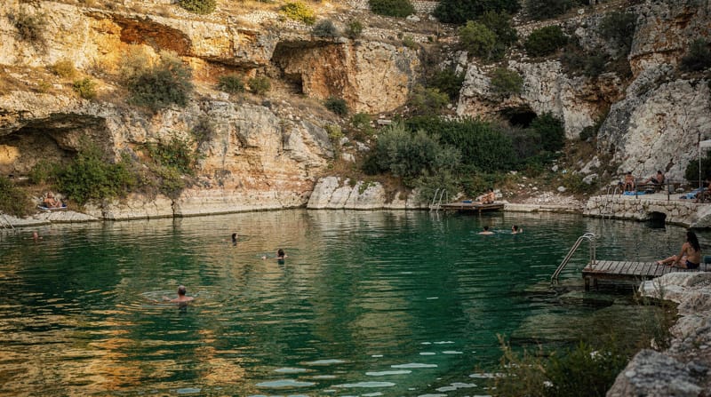 Vouliagmeni: thermal lake, blue-flag beaches and the upscale Riviera